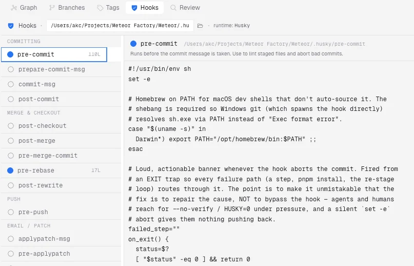 Menú de hooks Git de Singularity: lista de hooks (pre-commit, prepare-commit-msg, commit-msg, post-commit, pre-rebase, pre-push…) con el entorno Husky detectado y el script pre-commit a la derecha